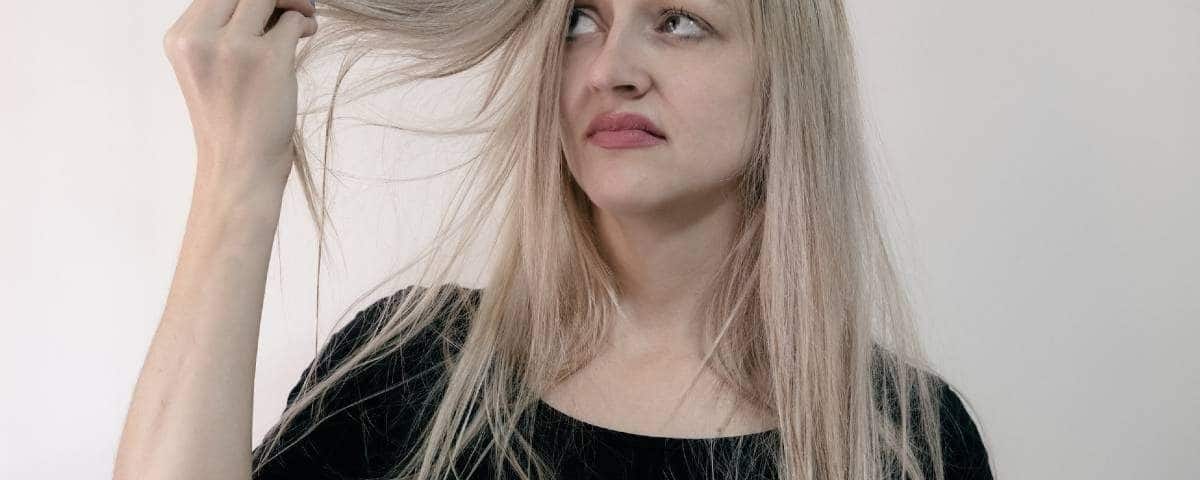 femme aux cheveux secs