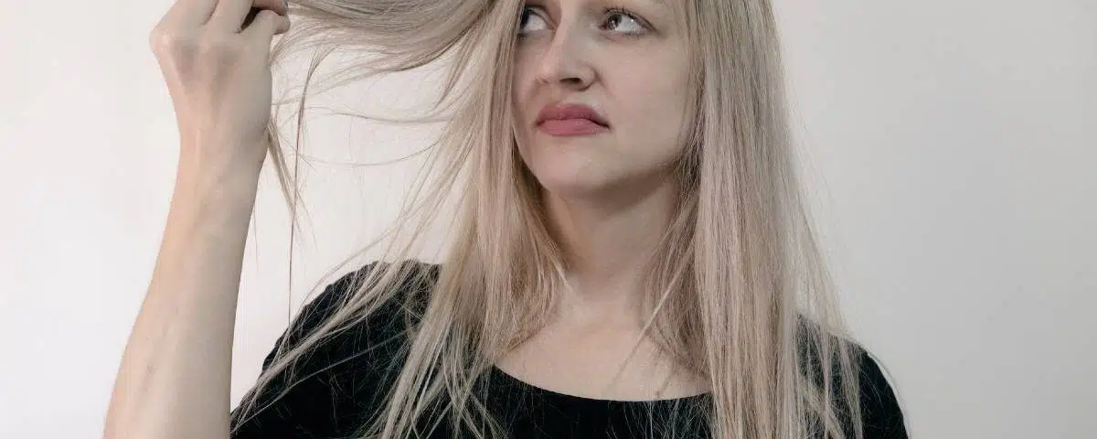 femme aux cheveux secs