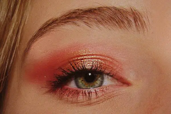 femme blonde avec fard a paupieres rouge
