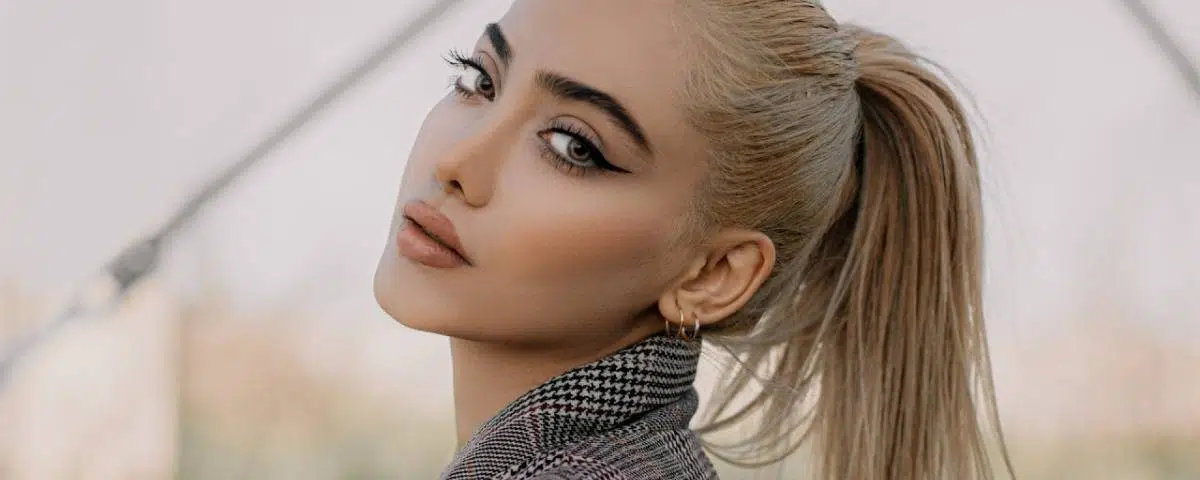 femme blonde bien maquillée