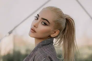 femme blonde bien maquillée