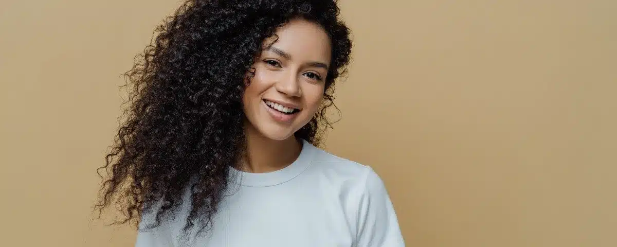 femme avec cheveux frisés