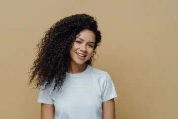 femme avec cheveux frisés