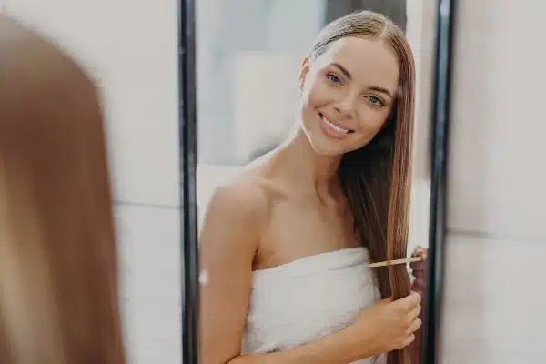 femme avec de beau cheveux