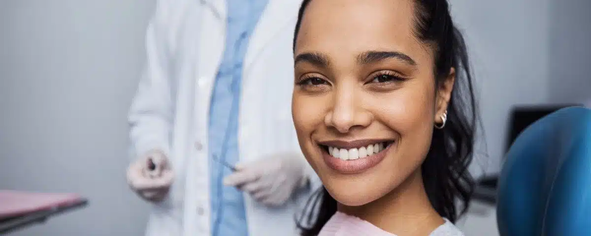 femme avec de jolis dents