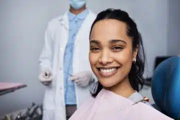 femme avec de jolis dents