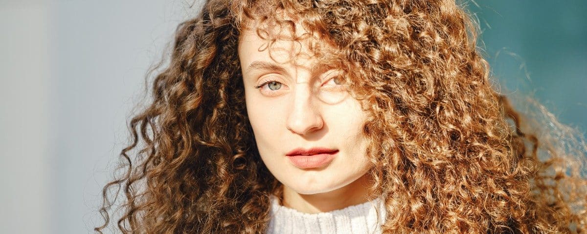 femme avec des cheveux bouclés