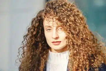 femme avec des cheveux bouclés