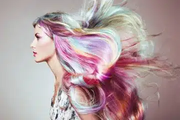 femme avec des cheveux colorés