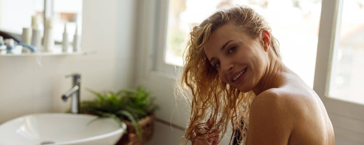 femme avec des cheveux sublimes