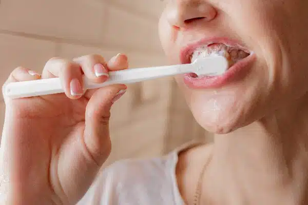 femme qui se brosse les dents
