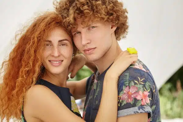 jeune couple cheveux frises