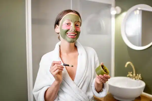 jeune fille avec une masque de beaute