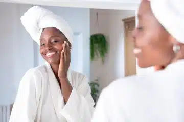 une femme qui s'admire devant le mirroir