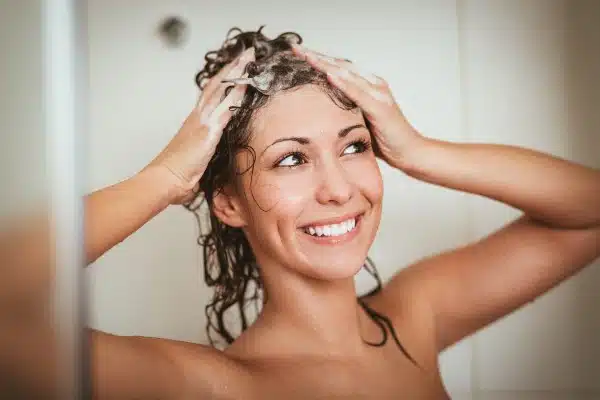 une femme qui se lave les cheveux