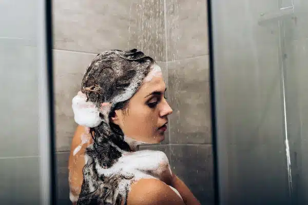 une fille qui lave les cheveux