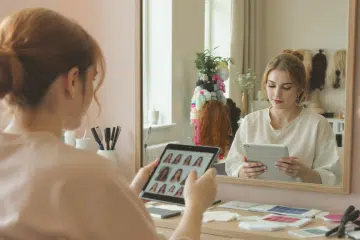découvrez nos conseils pratiques pour choisir la coupe de cheveux parfaite en fonction de la forme de votre visage. que vous ayez un visage rond, ovale, carré ou en cœur, apprenez à mettre en valeur vos traits grâce à la coiffure qui vous sublimera.