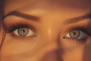 découvrez des astuces simples et efficaces pour agrandir votre regard. apprenez à utiliser le maquillage, la coiffure et d'autres techniques pour créer l'illusion d' yeux plus grands et captivants.