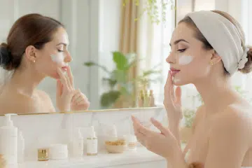 découvrez les bienfaits des soins avant le maquillage pour un teint éclatant et une tenue impeccable. préparez votre peau avec des conseils expert en hydratation et en préparation pour sublimer votre beauté naturelle.