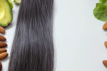découvrez comment votre alimentation influence la santé de vos cheveux. apprenez quels nutriments essentiels favorisent la croissance, la brillance et la force de vos cheveux pour une chevelure en pleine santé.