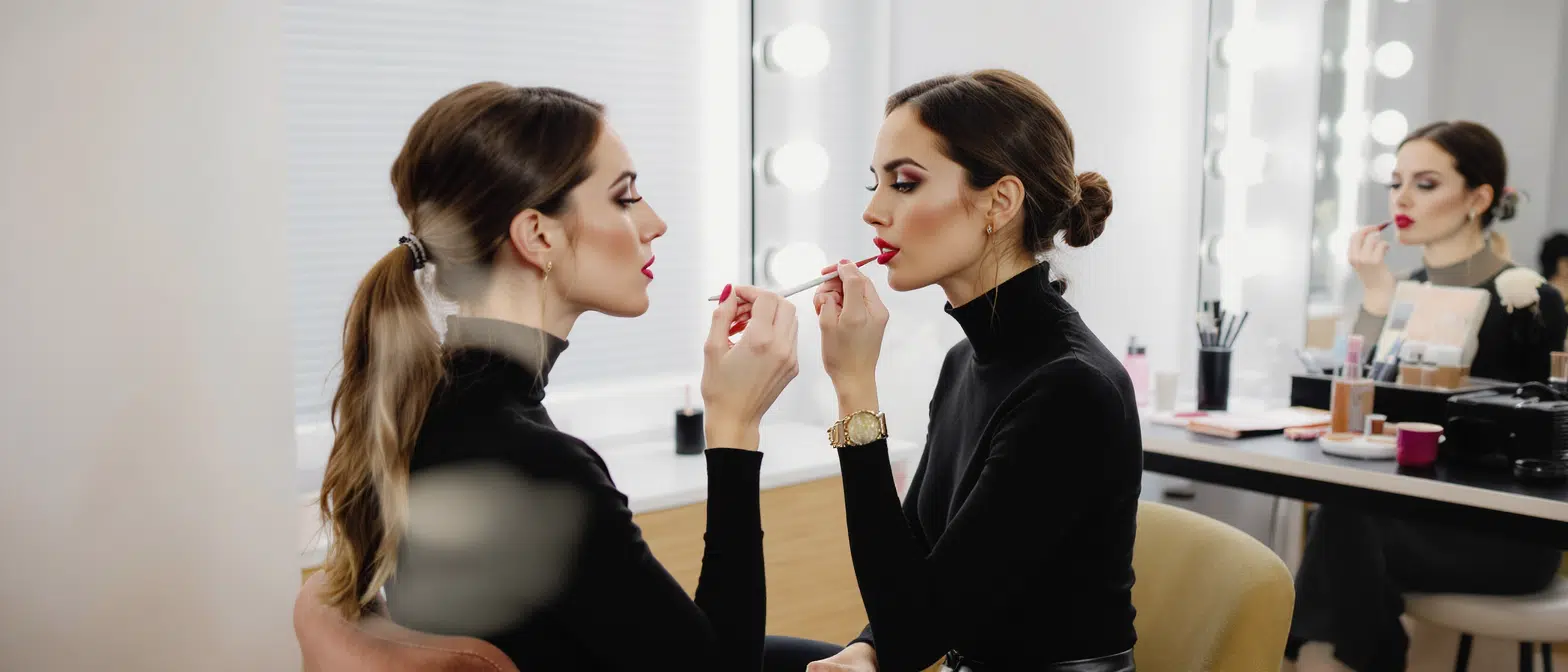 découvrez les meilleures techniques pour appliquer le rouge à lèvres comme un pro ! des astuces pour un rendu parfait, une tenue longue durée et des conseils adaptés à chaque type de lèvres. transformez votre routine de maquillage avec nos recommandations incontournables.