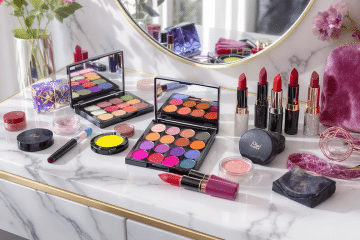 découvrez les tendances maquillage incontournables de cette année ! socle de créativité et d'expérimentation, cet article explore les styles, couleurs et techniques qui font fureur en 2023. qu'il s'agisse de looks audacieux ou de subtils raffinements, plongez dans l'univers captivant du maquillage actuel.